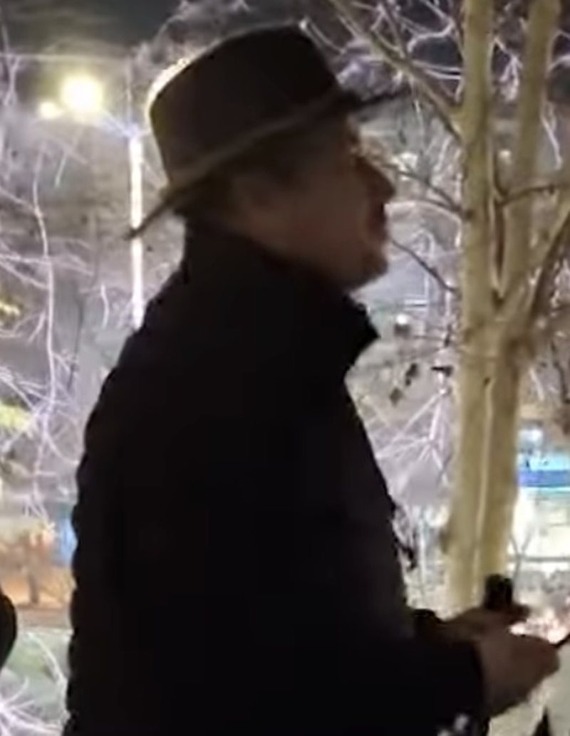 “Besimtari” në çati: Abi Malltezi e ndoqi protestën nga maja e xhamisë duke qeshur…