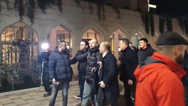 Noka më kontrolloi për armë, Mziu më goditi me grusht në brinjë: Dëshmia në polici e qytetarit që u dhunua nga deputetët e PD-së 