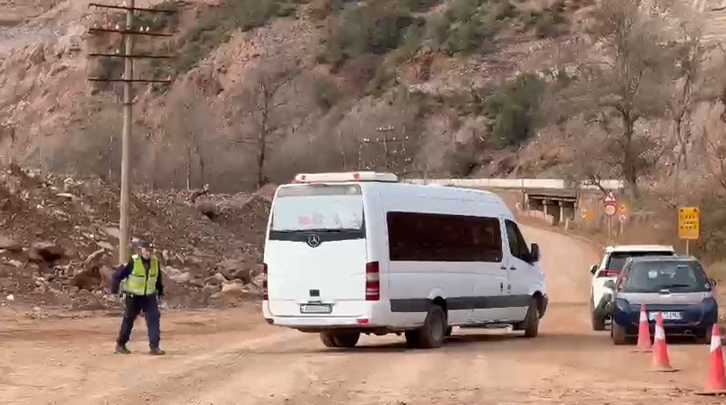 Tensione në aksin Librazhd-Pogradec/ Banorët duan të kalojnë urën e bllokuar, përplasen me policinë