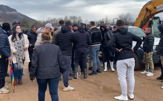 “Jemi në tokë tonë”/ Vijojnë përplasjet në Baks-Rrjoll të Velipojës, banorët përballen me policinë!