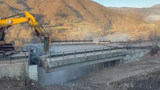 Rrëshqitja masive e tokës në Librazhd, nis demontimi i urës së Dragostunjës