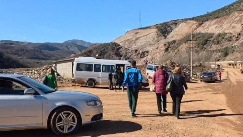 Shembja e rrugës Librazhd-Pogradec/ Mësues, infermierë e mjekë detyrohen të ecin në këmbë për të shkuar