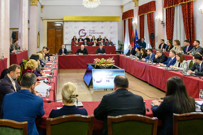 PS mbledh sot qeverinë dhe deputetët, pjesë e diskutimeve edhe imuniteti i Ballukut (AXHENDA)