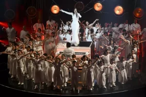 Sanremo 2026/ Laura Pausini emocionon Aristonin