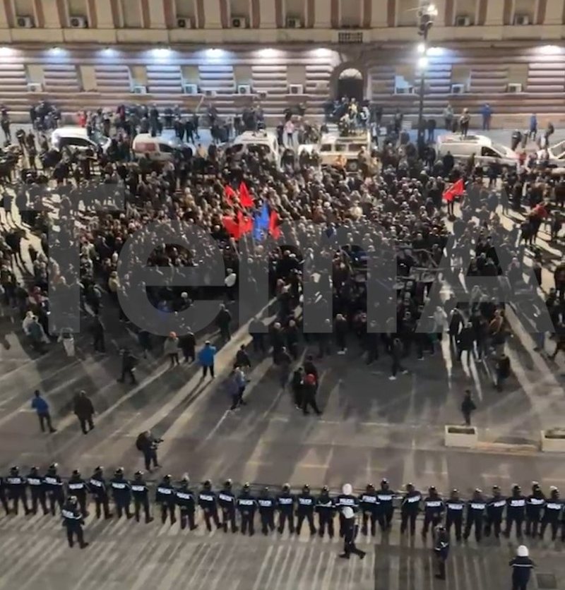 Dështon protesta e Berishës: Më shumë policë se protestues (VIDEO)