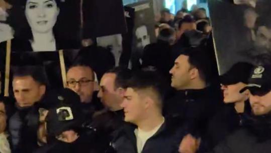 ‘Grupi i zjarrit’ pas Berishës, të rinj me maska e kapuçë kryesohen nga Balliu, Këlliçi dhe Gjin Gjoni