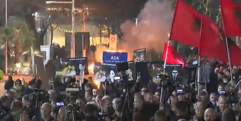Protesta e PD, plasin molotovët, u vihet zjarri koshave të mbeturinave