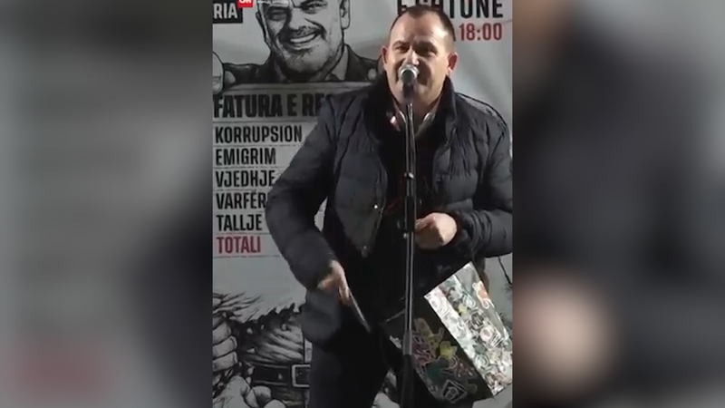 Protesta e Lapajt, “emigranti” Bledar Meti me dollarë rezulton ish-oficer emigracioni i shkarkuar në Angli sepse punësonte ilegalë në lavazhin e tij