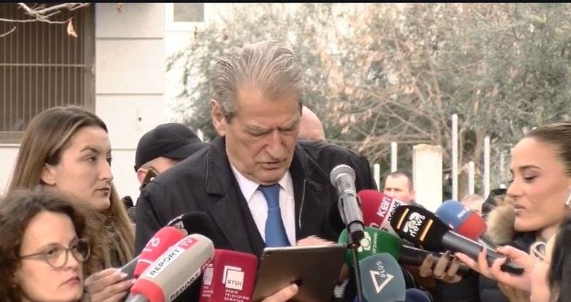 Berisha futet në SPAK për hallin e tij dhe del duke marrë gjithë dynjanë nëpër gojë: Aty ishte Altin Troplini apo Poja i SKAP-it, Irena me 5 mbiemra dhe Kraja i sigurimit….