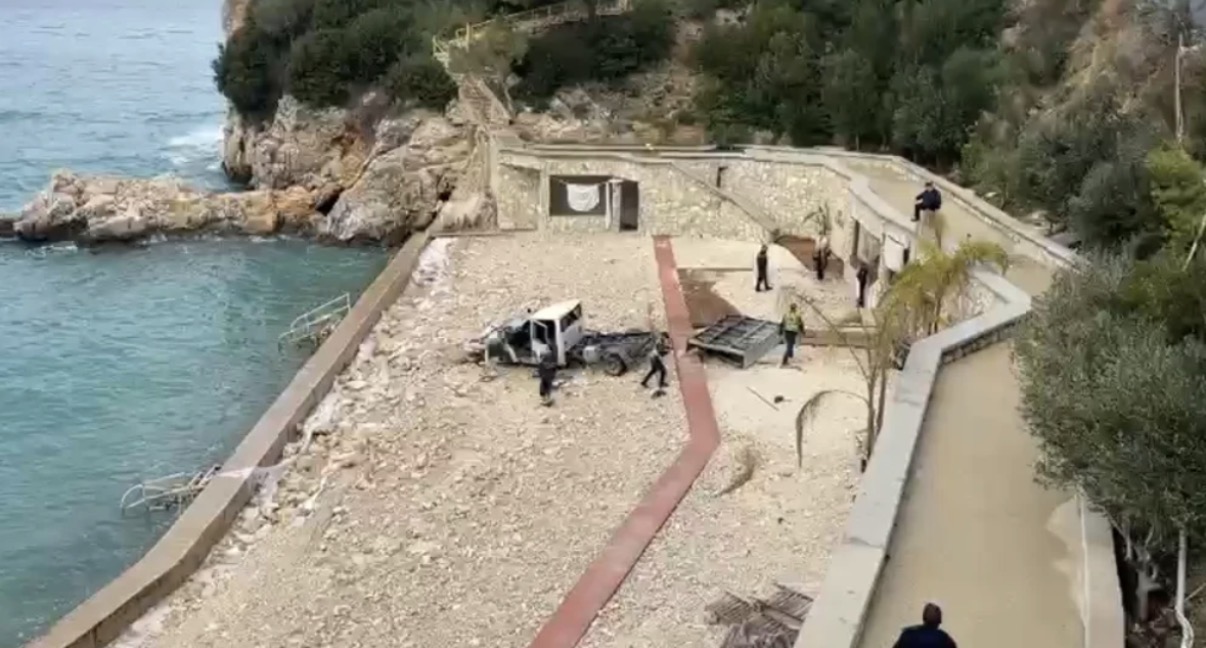 Kamioni del nga rruga dhe përfundon në bregdetin e Vlorës, drejtuesi në gjendje të rëndë