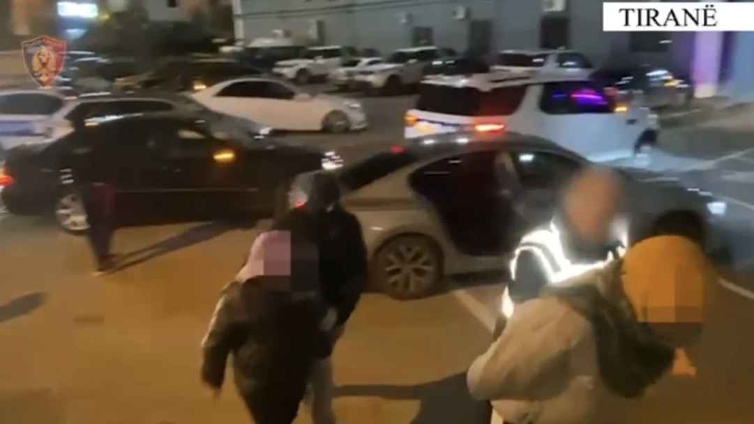 U kapën duke transportuar 5 emigrantë të paligjshëm, arrestohen dy të rinj në Tiranë