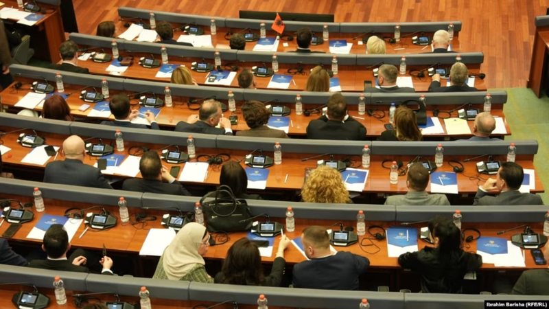 Konstituohet Kuvendi i Kosovës – Betohen deputetët, Albulena Haxhiu zgjidhet kryetare, caktohen edhe pesë nënkryetarët