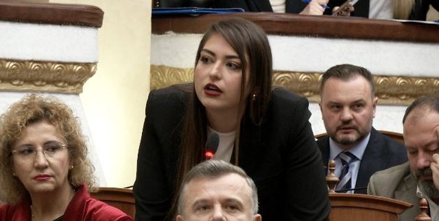 Sara Mile ngre zërin në Kuvend, i kthehet Berishës: T’i po djeg prej 30 vitesh Shqipërinë për prapanicën tënde