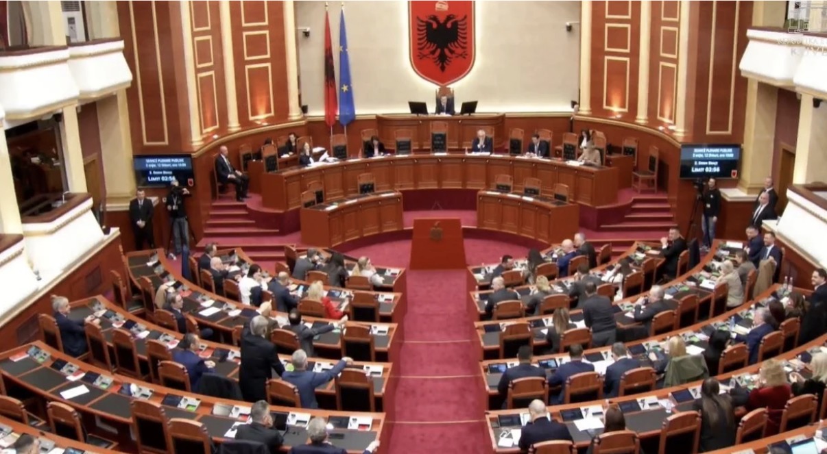 “Kjo qeveri të ruhet nga urrejtja e popullit”, deputeti Hoxha i kthehet Muçit: Ore je në terezi apo jo? Ku je këtu që sugjeron përdorim molotovi?