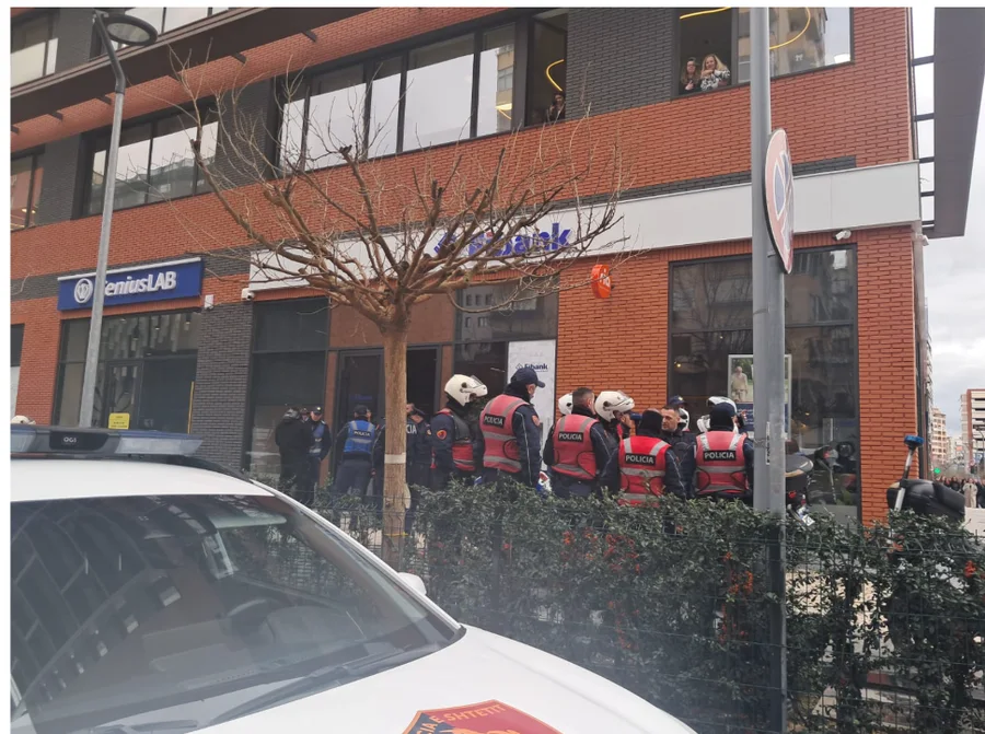 Hyri në bankë me kallashnikov dhe tentoi ta grabisë, zbardhet emri kush është i arrestuari