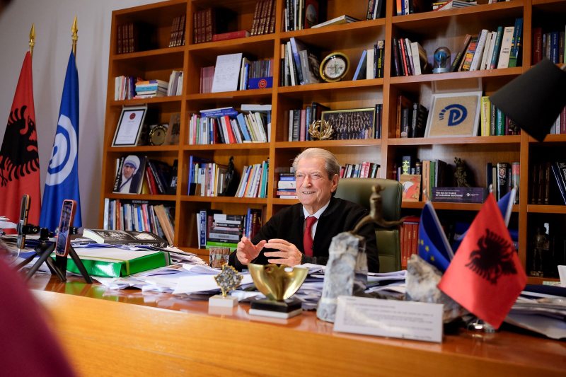 Berisha për Ramën: Nisi delegacionin, i mbeti në dorë Dash Sula