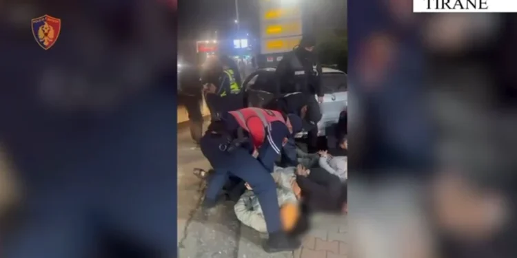 Transportonte me makinë emigrantët e paligjshëm kundrejt 2.5 mijë eurove, arrestohet 35-vjeçarja në Lezhë