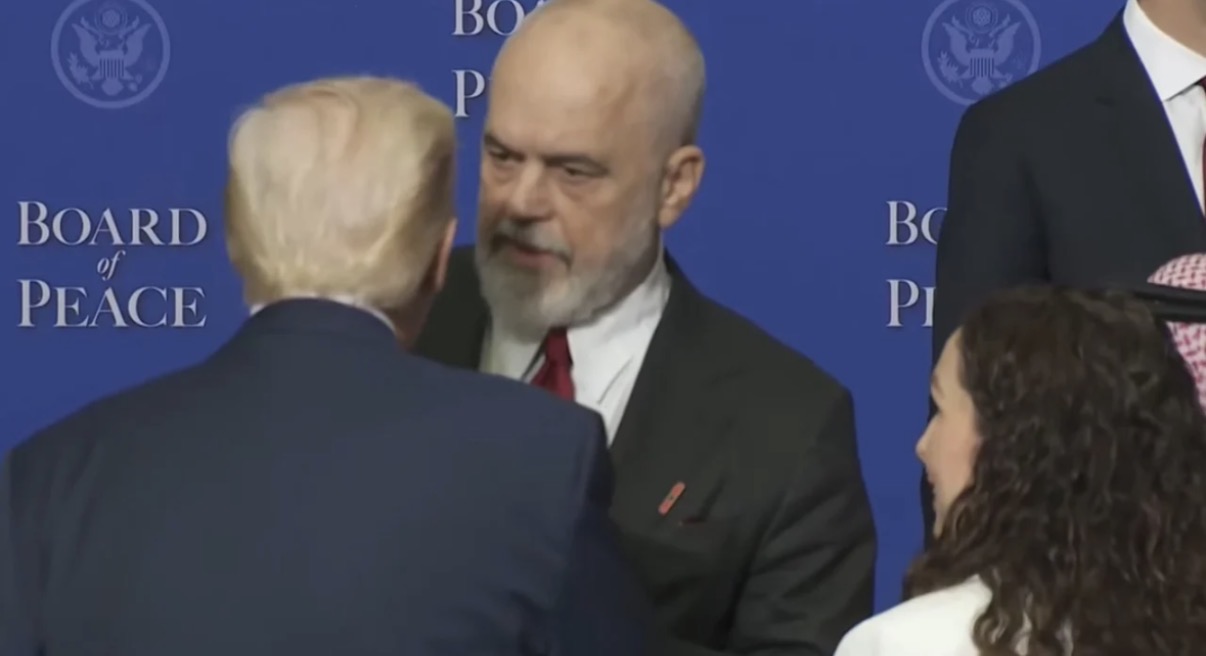 Foto / Shqipëria pjesë e Bordit të Paqes, Rama bisedon me Trump pas mbylljes së takimit, u bashkohet edhe Osmani