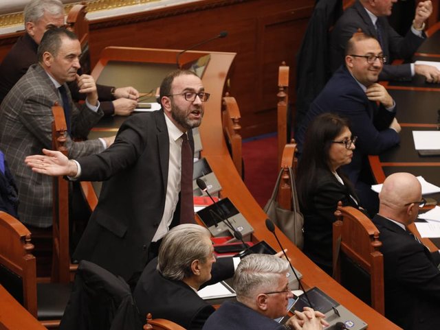 Pse politika e ka kthyer Parlamentin në një mejhane batutash?