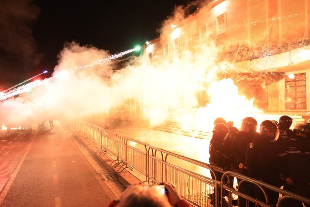 Molotovët/ Koçiu: Apelojmë organizatorët e protestës, dhuna nuk është zgjidhje! Mbani larg të miturit