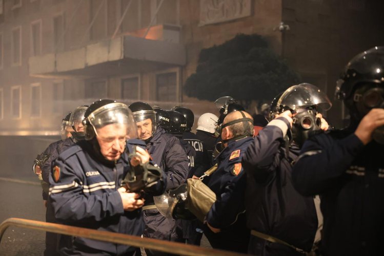 FOTO / Zjarr, fishekzjarre dhe molotovë: Çfarë nuk patë nga protesta e PD-së para kryeministrisë