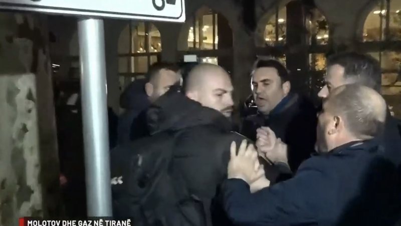 Skandali: Flamur Noka dhe Belind Këlliçi dhunojnë me grushta efektivët e policisë