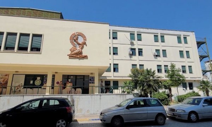 Foshnja në Durrës humb jetën pak orë pas lindjes, prindërit akuza mjekut për neglizhencë