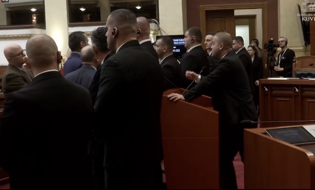 “Çfarë ke që shtrihesh ashtu?” Bido merr fjalën për t’iu përgjigjur akuzave të tij, Berisha shkon dhe i bllokon foltoren