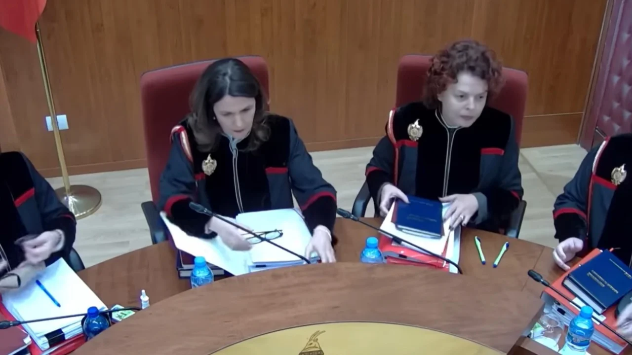 Kushtetuesja 4 me 4 nuk merr dot vendim, rrëzohen Rama-Balluku, fitojnë SPAK-GJKKO, mbetet në fuqi vendimi i pezullimit