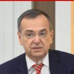 ‘Tano Karidi’ i Mjekësisë Xheladin Draçini bllokon 400 doktoratura për pazare e xhelozi. Aferat me tendera dhe 250 mijë euro në llogari. A ka qenë spiun i ish Sigurimit të Shtetit?