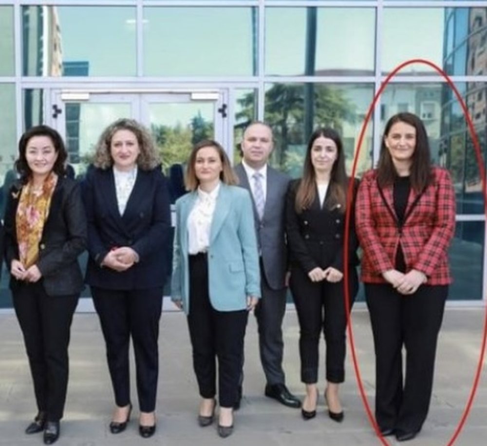 Kush e urdhëroi gjykatësen Flojera Davidhin të shtojë akuza nga xhepi për Ilir Beqajn? Trupa gjykuese me 3 anëtarë kthen mbrapsht dosjen, Davidhi liroi edhe Sali Berishën