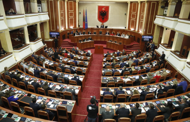 Zegjineja dhe Peleshi bëjnë letrat sikur jetojnë me qira në Tiranë, marrin nga 300 euro në muaj nga Kuvendi, ligjvënësit kontrata dhe fatura fiktive për përfitime