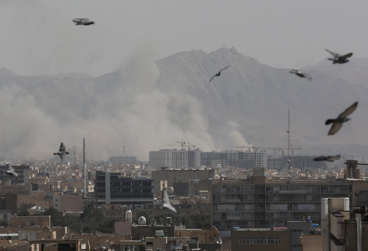 Goditet me dron Ambasada Amerikane në Riad, Trump: Do të përgjigjemi