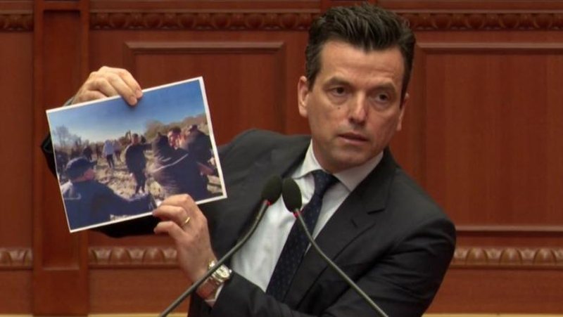 Bllokoi foltoren e Kuvendit dhe pengoi zhvillimin normal të seancës, PS kërkon përjashtimin e Agron Shehajt për 20 ditë nga parlamenti