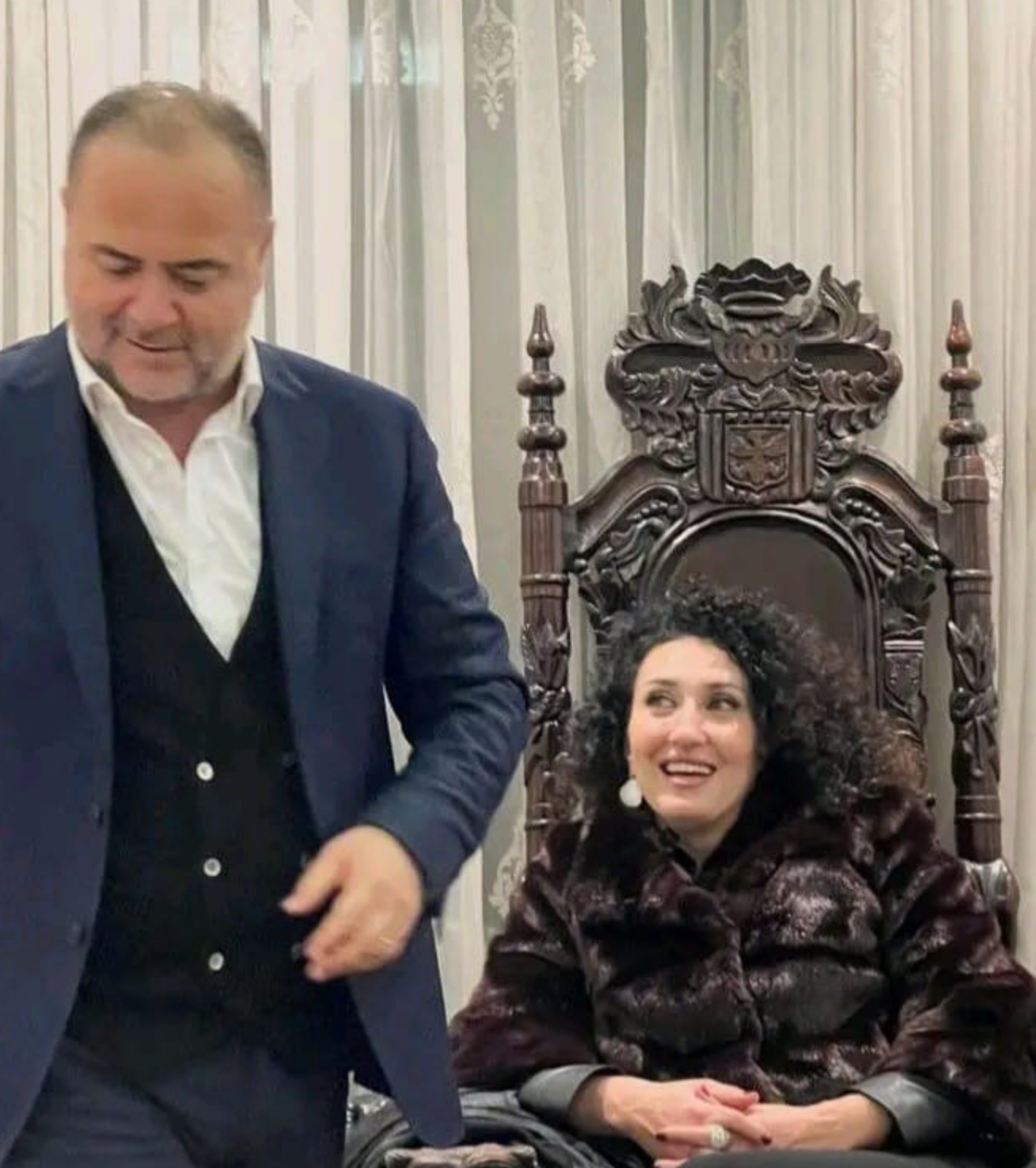 Dosja në gjykatë / Mashtruesi Adnand Mahmuti rrezikon deri në 15 vite burg, shpëton gruaja, noterja e krimit Albana Karadaku. A do t’u sekustrohen pasuritë e fshehura?