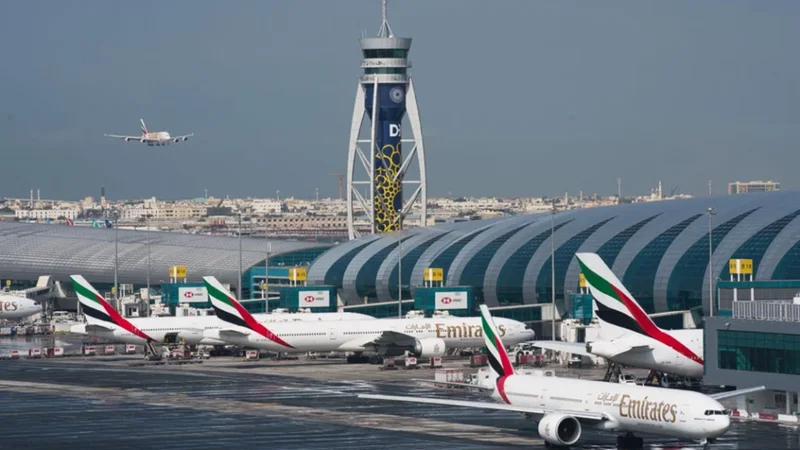 Aeroporti i Dubait rifillon pjesërisht operacionet, autoritetet thirrje qytetarëve: Kontaktoni me linjën ajrore dhe konfirmon