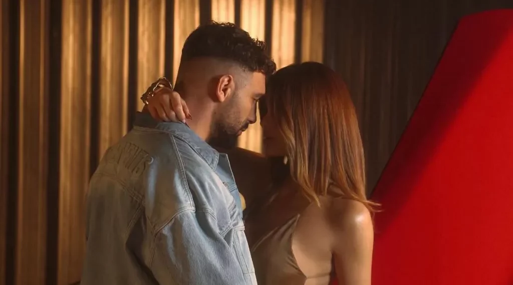 Puthje në buzë/ Ledri Vula dhe Xhensila Myrtezaj kapen mat në club