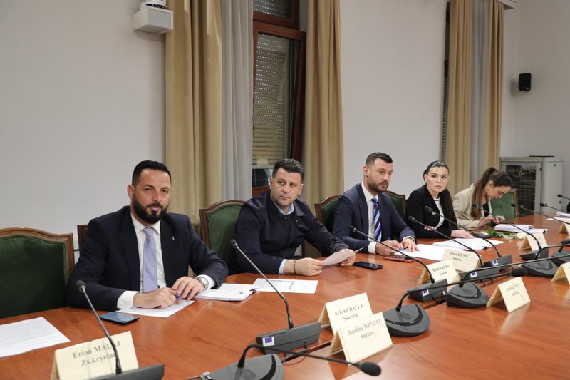 “Dhuna në protesta po tremb turizmin”! Deputeti Balla debaton në Komisionin e Turizmit