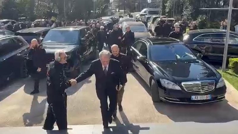 FOTO-LAJM: ‘Këta janë shqiptarët e vërtetë’ – Berisha mbërrin i entuziazmuar në selinë e PD-së
