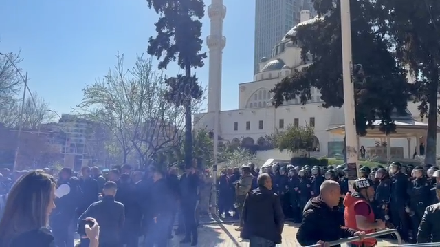 Protestuesit e PD përplasen me policinë, tensionohet situata jashtë Kuvendit
