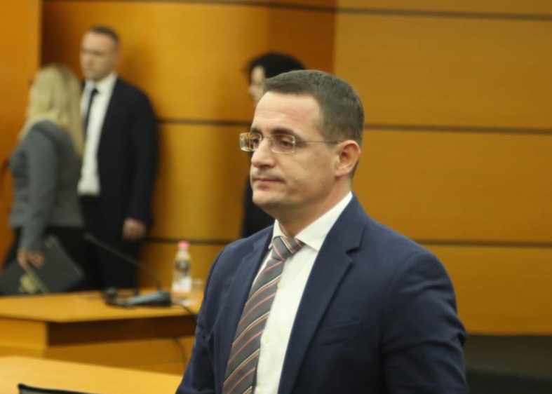 Prokurori Arbër Berexha çon personin e gabuar në gjykatë për përndjekje, ngatërron thirrjet hyrëse me ato dalëse nga Vodafone