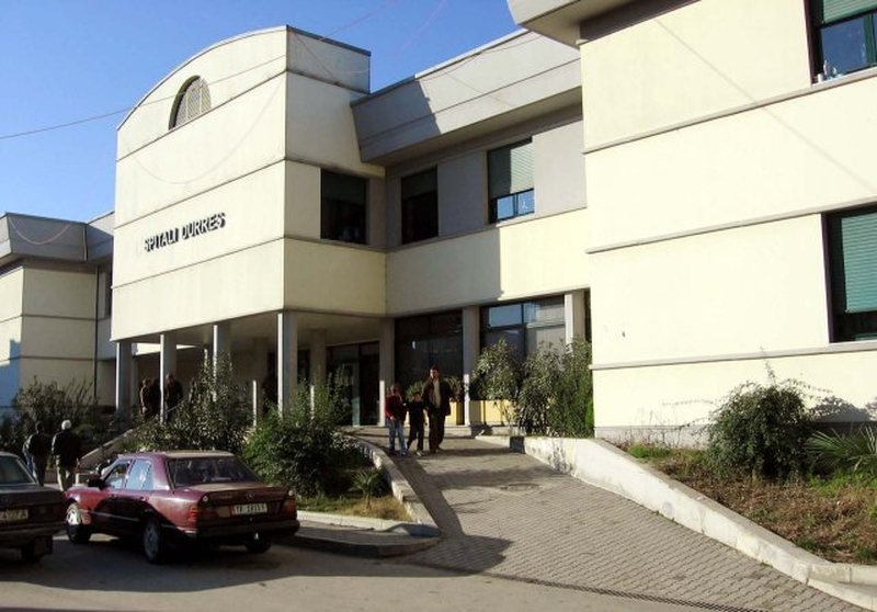Vjehrri godet me sende të forta në kokë dhëndrin/ Durrës, përfundojnë në spital dy të plagosurit