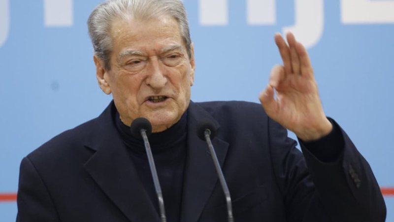 “A do të kandidosh për kryetar në PD”? Berisha i kthehet gazetarit: Po si e bën këtë pyetje…