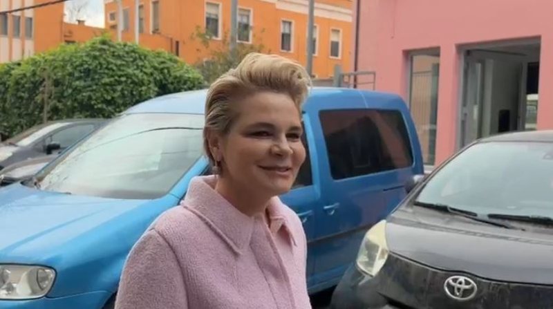 Kryemadhi paraqitet në GJKKO, nuk kursen batutat me gazetarët