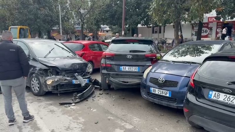 Aksident i shumëfishtë në qendër të Vlorës, 6 automjete përplasen me njëra-tjetrën