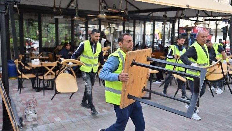 Aksioni për lirimin e hapësirave publike, policia bashkiake ndërhyn në ish-Bllok, hiqen karriget dhe tavolinat e vendosura pa leje