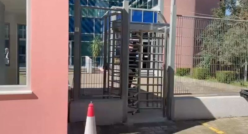 Masa të reja sigurie në GJKKO, punonjës garde në hyrje dhe skaner fizik