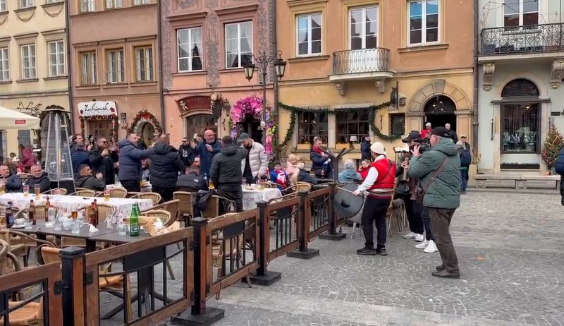 VIDEO/ Atmosferë elektrizuese në Poloni, tifozët kuqezi ndezin Varshavën