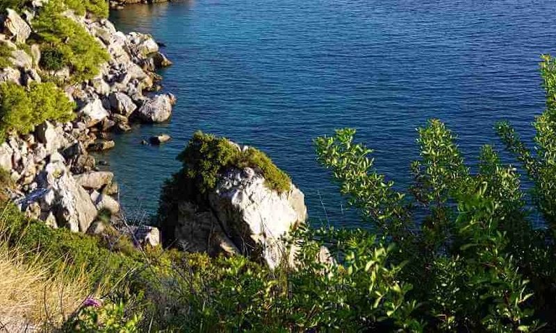 Horror në Greqi! Zbulohen në një valixhe eshtrat e dy personave në liqenin artificial të resortit turistik