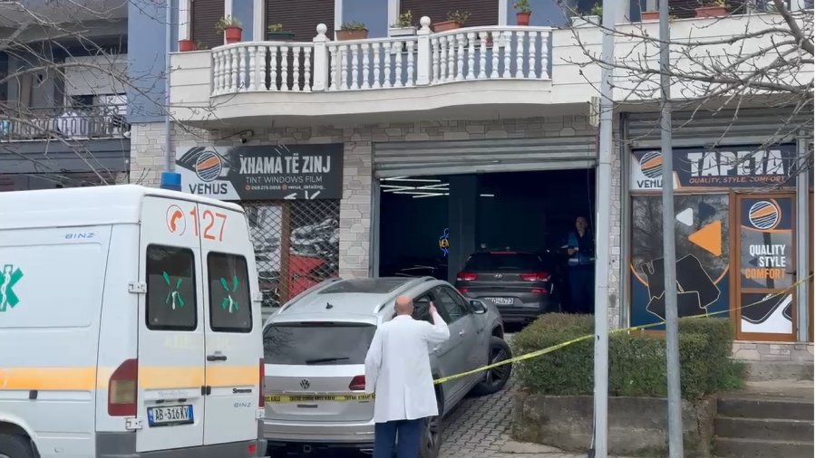 S’u pëlqeu ngjyra dhe nuk paguan/ Si nisi përleshja në servisin e makinave në Korçë